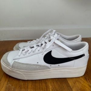 WOMEN'S GENTLY USED NIKE BLAZER LOW PLATFORM SNEAKER IN WHITE, SIZE 9.5.